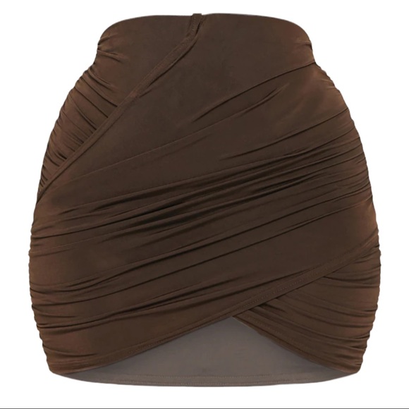 PrettyLittleThing Chocolate Brown Slinky Ruched Bardot Top & Mini Skirt Set - Picture 10 of 10